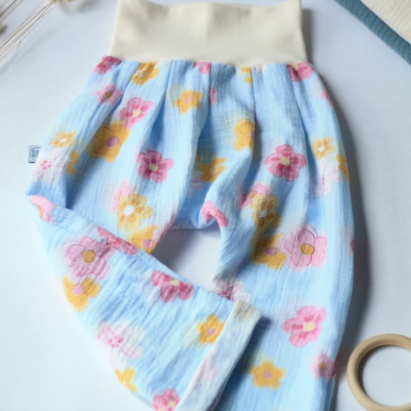 Musselinhose hellblau mit Blumen Gr. 74