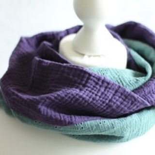 Loop zweifarbig Musselin mit Lochstickerei – Wende-Loop für Frühjahr & Sommer, Lila