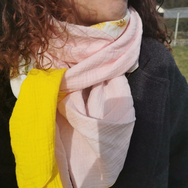 Dreieckstuch Musselin gelb rosa gemustert 